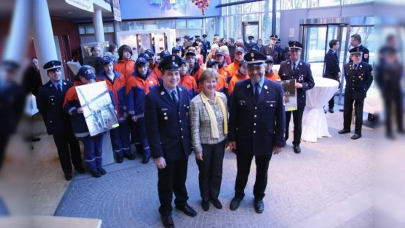 Die Ausstellungseröffnung im Rathaus gab den Auftakt zu 40 Jahre Jugendfeuerwehr in Planegg. Die aktuelle Jugendwehr zeigte sich stolz mit ihrem neuen Jugendwart Markus Hugo, Bürgermeisterin Annemarie Detsch und Feuerwehrkommandant Christian Hugo (vorn v.r.), Reinbold Scharf (außen rechts) und Martin Heizer (außen links). (Foto: US)