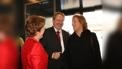 Hausherrin Annemarie Detsch begrüßte die Geburtstagsehrengäste Christian Ude und Johanna Rumschöttel im Planegger Kupferhaus. (Foto: US)