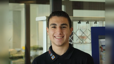 Selim Aydin, 16 Jahre, Azubi in der ALDI-Filiale Eichenau: „ALDI bietet seinen Auszubildenden gute Perspektiven für die Zukunft. Das finde ich super. Jeder hat die Möglichkeit weit zu kommen, um irgendwann einmal vielleicht Filialleiter zu sein. Deshalb wollte ich auch unbedingt meine Ausbildung bei ALDI machen. Hier wird den Azubis einfach sehr viel geboten.“ (Foto: sb)