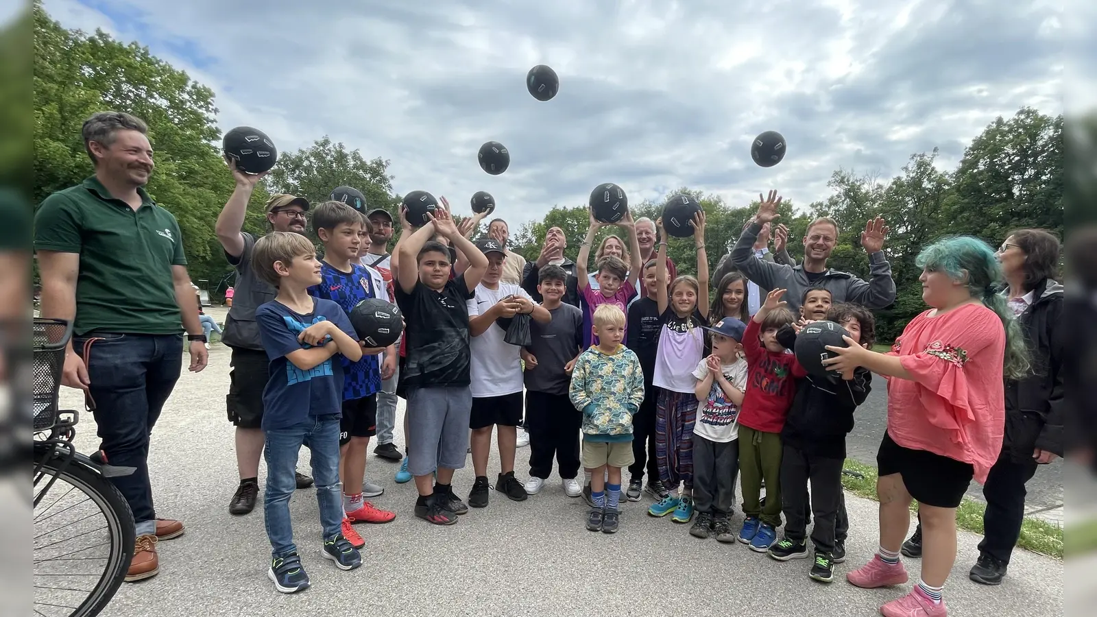 Die neuen Fairtrade-Bälle werden auf dem Abenteuerspielplatz gleich einmal ausprobiert.  (Foto: pst)