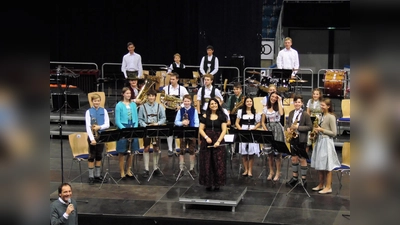 Es war ein großer Auftritt für die Jugendkapelle Gelting-Poing beim Wettbewerb „Spielen wie ein Meister“, den Tommi Ohrner (links unten) moderierte. (Foto: Verein)