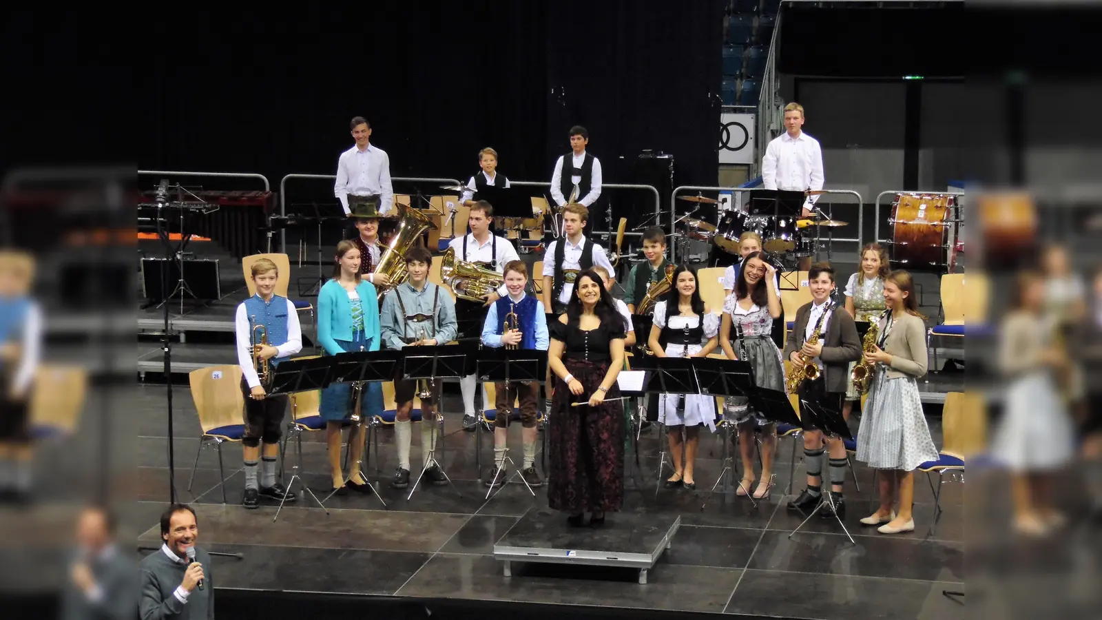 Es war ein großer Auftritt für die Jugendkapelle Gelting-Poing beim Wettbewerb „Spielen wie ein Meister“, den Tommi Ohrner (links unten) moderierte. (Foto: Verein)