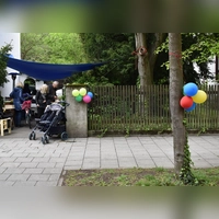 Beim Hofflohmarkt weisen bunte Luftballons den Weg zum nächsten Schnäppchenstandort. (Foto: dm)