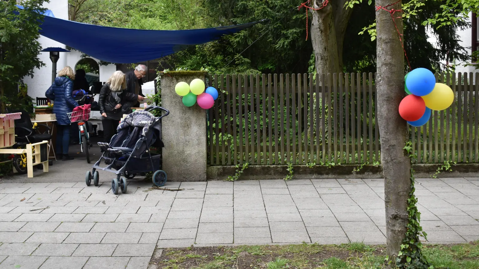 Am 30. August gastieren die Hofflohmärkte in Trudering. Bunte Luftballons weisen den Kauffreudigen den Weg zum nächsten Schnäppchenstandort. (Foto: dm)