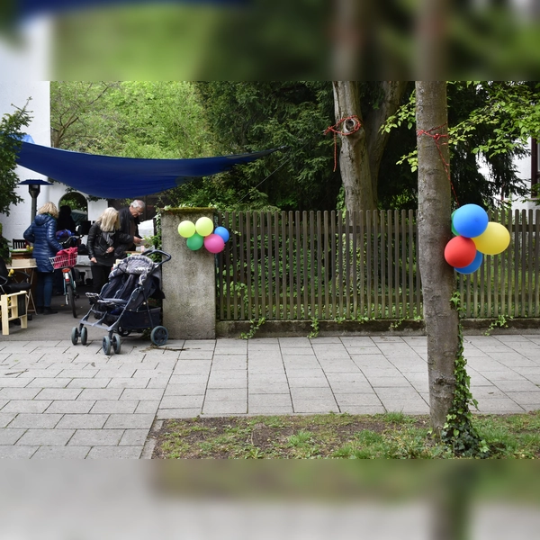 Am 30. August gastieren die Hofflohmärkte in Trudering. Bunte Luftballons weisen den Kauffreudigen den Weg zum nächsten Schnäppchenstandort. (Foto: dm)