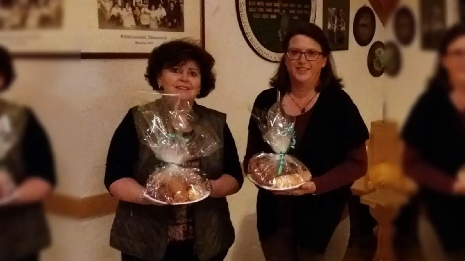 Gewannen je eine zünftige Brotzeit: Christel Blaschke und Christiane Walter. (Foto: Schützengesellschaft Almarauschschützen)