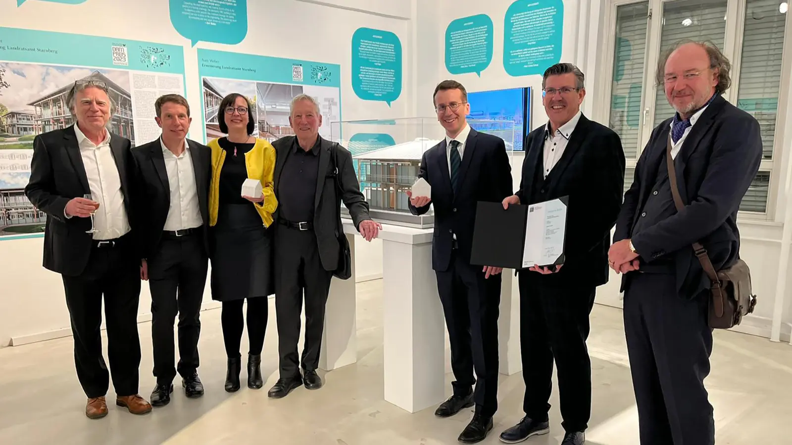 Nahmen in Frankfurt den DAM Preis 2023 entgegen (von links): Heinz Wendl, Projektleiter Dominik Fahr, Daniela Sacher und Professor Fritz Auer von Auer Weber mit Landrat Stefan Frey, Kreiskämmerer Stefan Pilgram und Projektleiter Hans-Michael Lemmer. (Foto: LRA Starnberg)