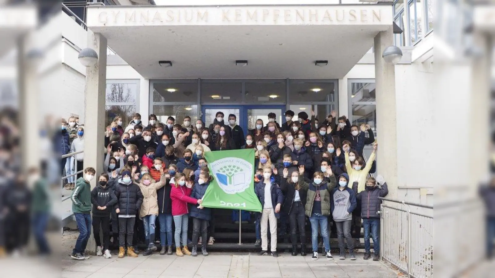 Umweltbewusstes Handeln und nachhaltiges Denken: Die Schülerinnen und Schüler des LSHK halten die vom LBV zugesendete Fahne „Internationale Umweltschule in Europa“ hoch. (Foto: LSHK)
