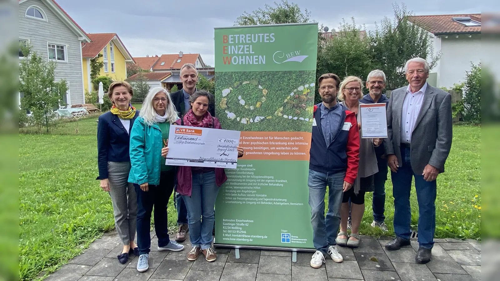 Unterstützung für das betreute Einzelwohnen: v.l. Barbara Scheitz (Vorstand Bürgerstiftung), Carmen Schmalz, Udo Werner, Maya Petri-Cording, Alexander Bohn, Andrea Imbusch und Christoph Bächer (alle Mitarbeiter Betreutes Einzelwohnen) sowie Gustav Huber (Geschäftsführer Bürgerstiftung). (Foto: Bürgerstiftung)