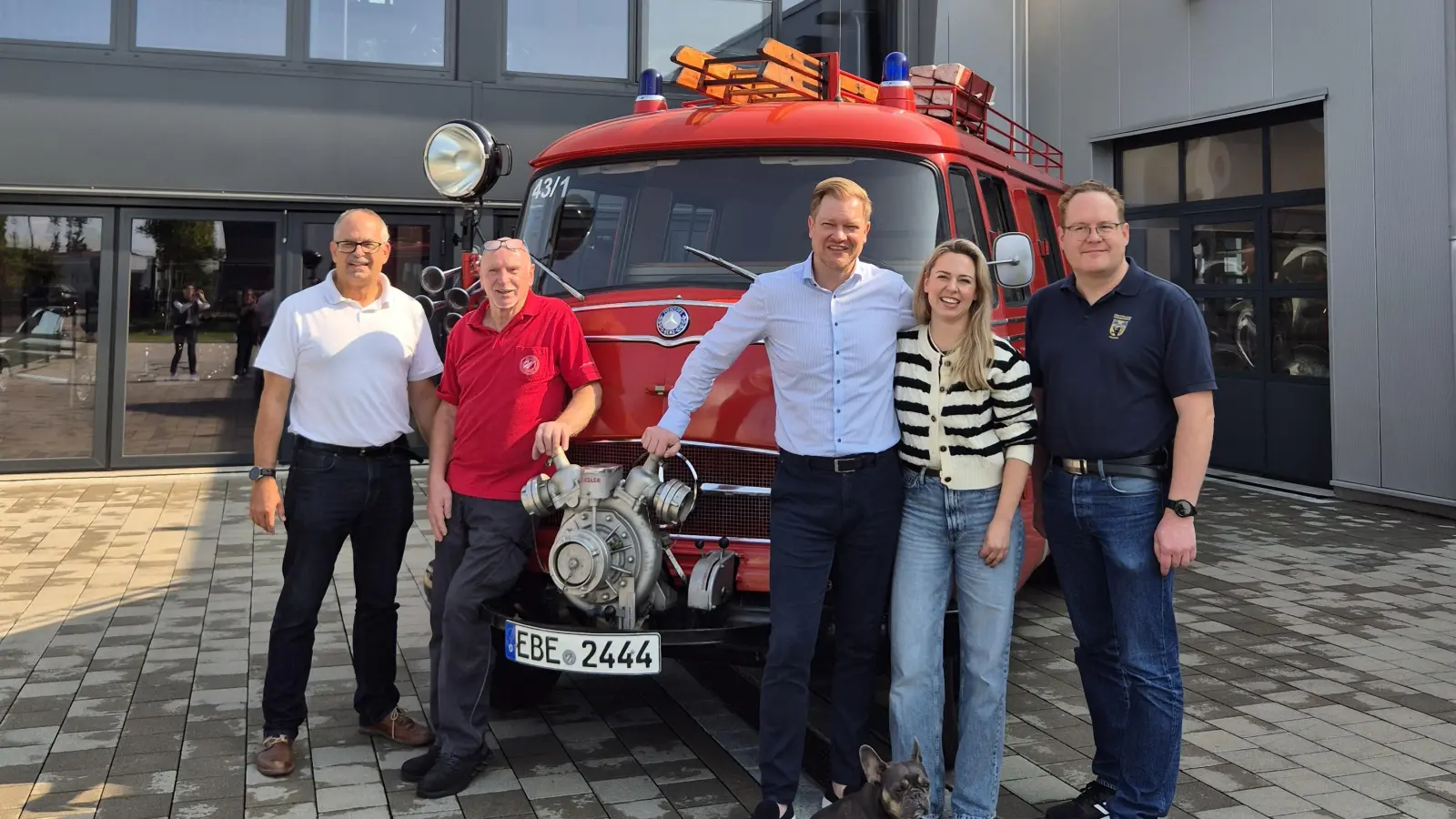 Oldtimer-LF8: Wieder einsatzbereit, dank vieler Spenden. Es freuten sich (v.l.) Stefan Belmer („LF8-Team“ der Feuerwehr Anzing), Fritz Wallner, Rouven Genz, Julia Wallner-Genz (alle Firma Wallner Classic) und Tobias Bönte (Kommandant Feuerwehr Anzing). (Foto: FFW Anzing)