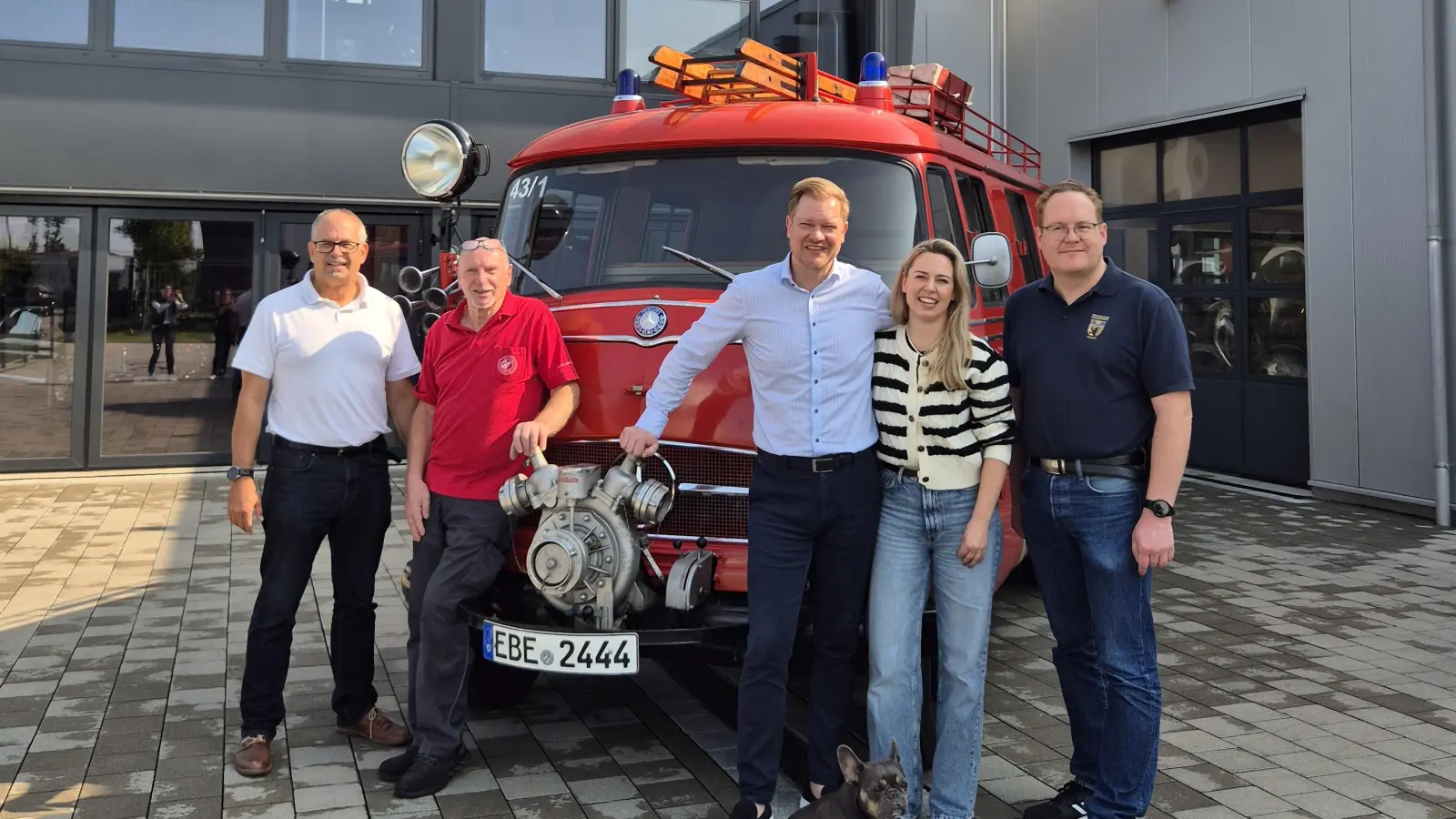 Oldtimer-LF8: Wieder einsatzbereit, dank vieler Spenden. Es freuten sich (v.l.) Stefan Belmer („LF8-Team“ der Feuerwehr Anzing), Fritz Wallner, Rouven Genz, Julia Wallner-Genz (alle Firma Wallner Classic) und Tobias Bönte (Kommandant Feuerwehr Anzing). (Foto: FFW Anzing)