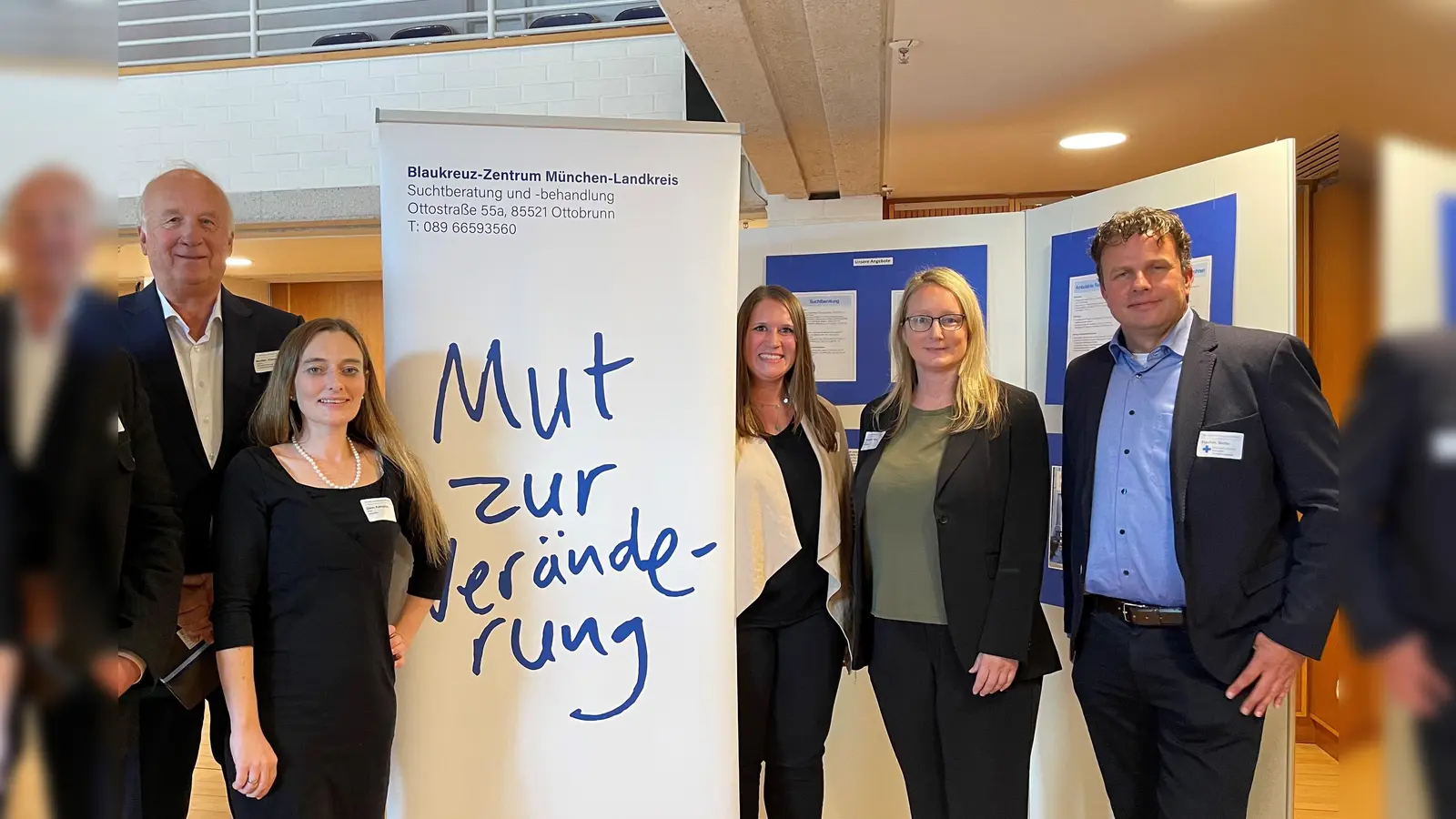 Feierten gemeinsam den 20. Geburtstag des Blauen Kreuzes in Ottobrunn: Bürgermeister Thomas Loderer, Stellv. Landrat Christioph Göbel, Kreistagsmitglied Katharina Diem, Leitung Sandra Wendl, Bezirksrätin Karin Hobmeier und Einrichtungsleiter Stefan Fischer (v.l.). (Foto: hw)