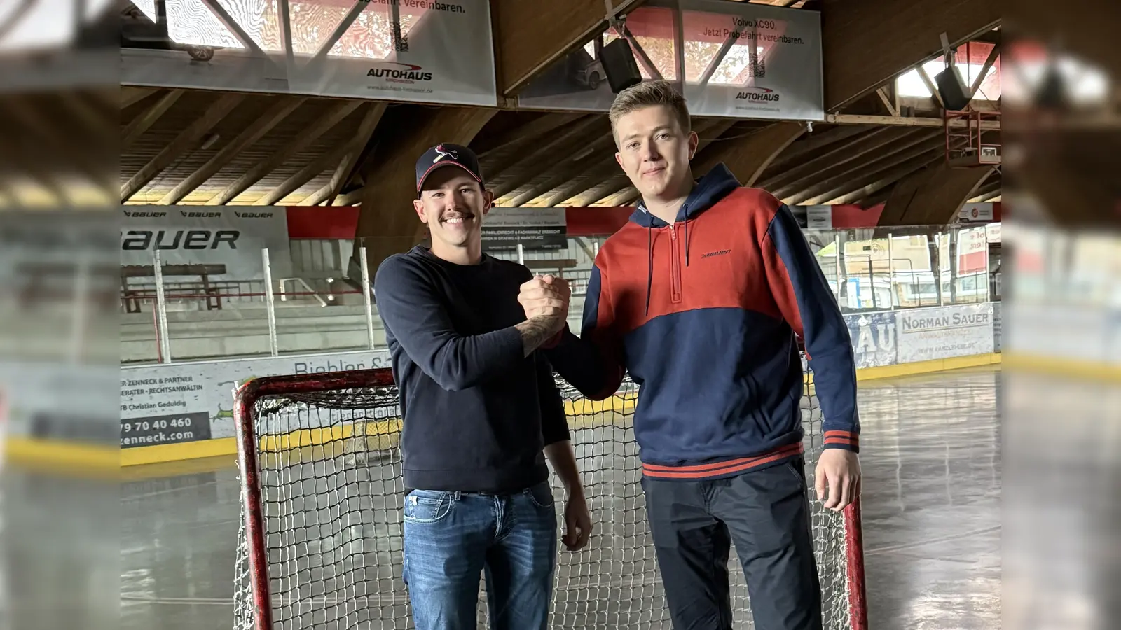  Der sportliche Leiter Marc Kerndl (links) mit dem neuen Torhüter Patrick Mayer.  (Foto: smg)