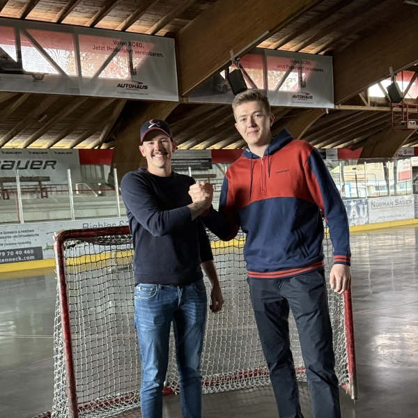  Der sportliche Leiter Marc Kerndl (links) mit dem neuen Torhüter Patrick Mayer.  (Foto: smg)