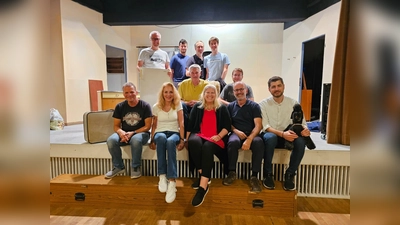 Die Theatermacher von St. Konrad mit (oben v.l.) Thomas Heymann, Maximilian Schmidt, Bernhard und Lukas Zindler, (Mitte v.l.) Robert und Markus Bertsch sowie (unten v.l.) Stehfan Giehrl, Sabine Schuder, Monika Ruminger, Stephan Seitz und Georg Strobl. (Foto: Ulrike Seiffert)