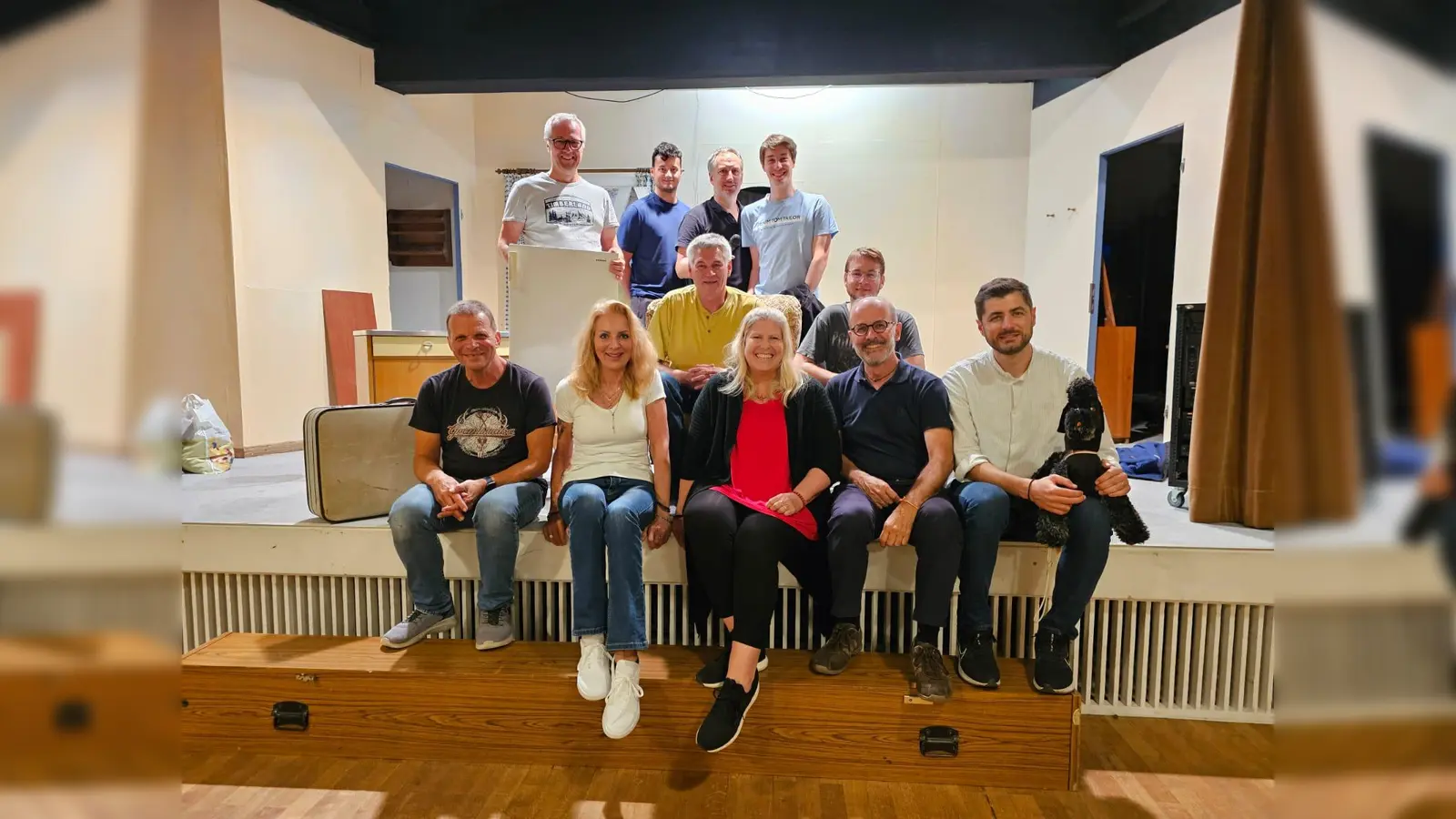 Die Theatermacher von St. Konrad mit (oben v.l.) Thomas Heymann, Maximilian Schmidt, Bernhard und Lukas Zindler, (Mitte v.l.) Robert und Markus Bertsch sowie (unten v.l.) Stehfan Giehrl, Sabine Schuder, Monika Ruminger, Stephan Seitz und Georg Strobl. (Foto: Ulrike Seiffert)