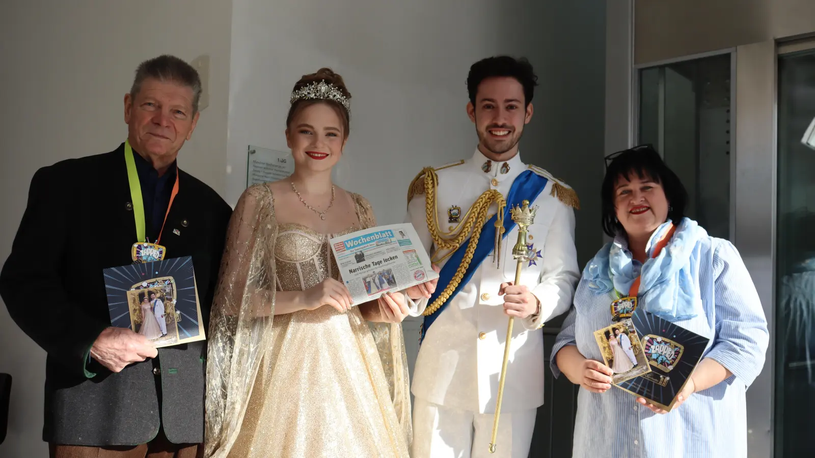 Fotograf Robert Bösl (l.) und Redaktionsleitung Heike Woschée (r.) bekamen von Prinzessin Katahrina I. und Prinz Frederik I. der Faschingsgesellschaft Narhalla den Faschingsorden am Bande verliehen. (Foto: bas)