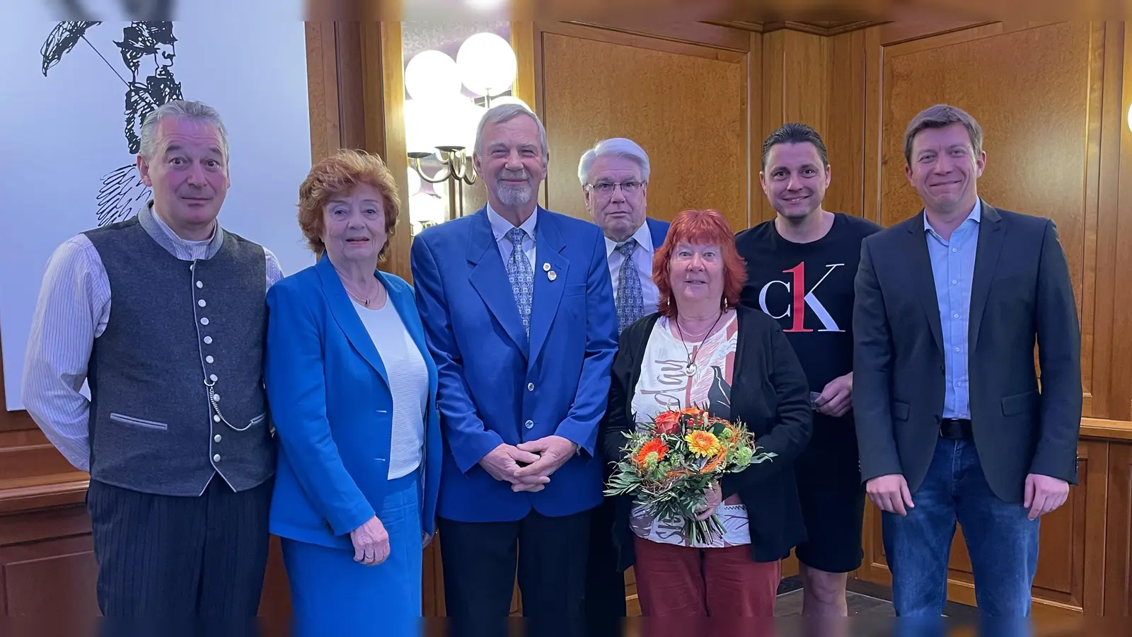 Mit dem 1. Vorstand, Lutz Schulze (3. v. l), präsentieren sich hier die „25-Jährigen” (v.l.) Richard Viehl, Altbürgermeisterin Elisabeth Ziegler, Volker Metzler, Marianne Riedelbauch, Andreas Lauterbach und Stefan Vohburger. (F.: KUV Concordia)