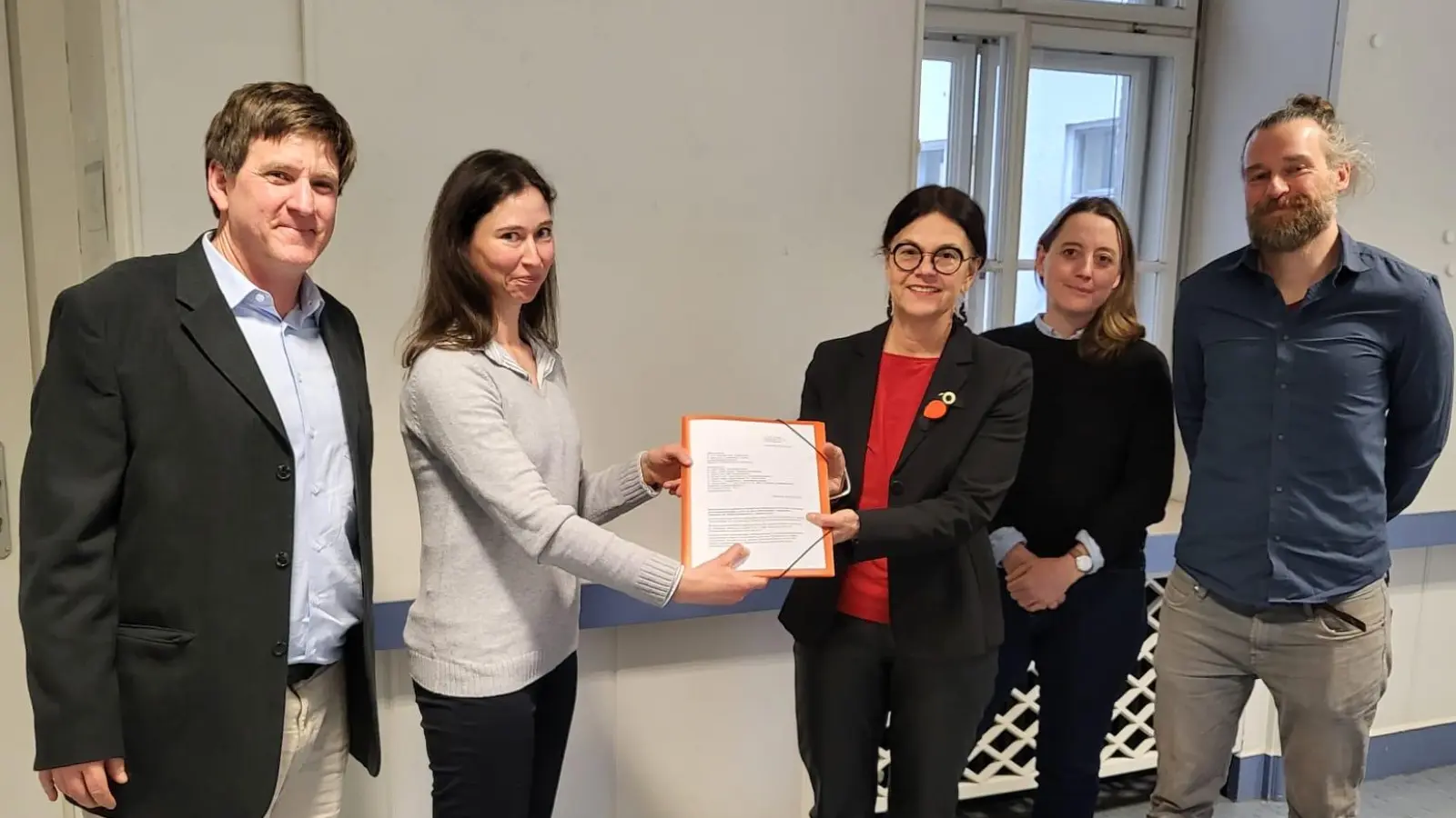 Bürger haben einen Brief mit über 750 Unterschriften gegen die Anbindung Freiham-Aubing an Stadtbaurätin Elisabeth Merk übergeben (von links): Andreas Schweinzer, Verena Hollstein, Elisabeth Merk und Vertreter aus dem städt. Planungs- und dem Mobilitätsreferat.<br> <br> (Foto: job)