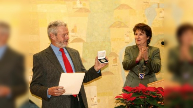 Im Rahmen einer festlichen Gemeinderatssitzung überreichte Christine Borst Helmut Seibert die Kraillinger Bürgermedaille. (Foto: US)