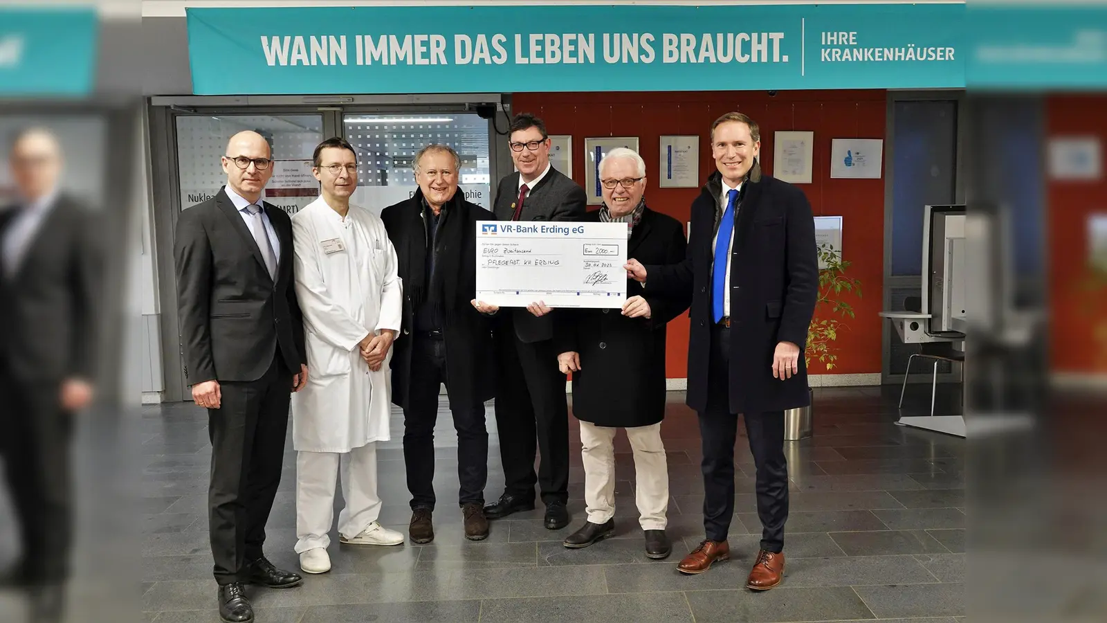 Von links: Klinikdirektor Dirk Last, Thomas Edrich (Chefarzt Anästhesie), Rolf Wieder, Landrat Martin Bayerstorfer, Ludwig Rudolf (1. Vorsitzender Förderverein), Christian Otto. (Foto: Landratsamt Erding)
