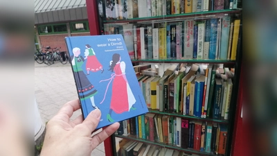 Elsbeth Wallnöfers lebenslustiges Dirndl-Bändchen im Bücherschrank Sendling-Westpark. (Foto: job)