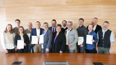 Landrätin Andrea Jochner-Weiß (Mitte) und der stellvertretende Starnberger Landrat Matthias Vilsmayer (rechts neben Jochner-Weiß) zeichneten zehn Unternehmen für ihre Umwelterfolge als Ökoprofit-Betriebe 2023 aus. (Foto: Landratsamt Weilheim-Schongau)