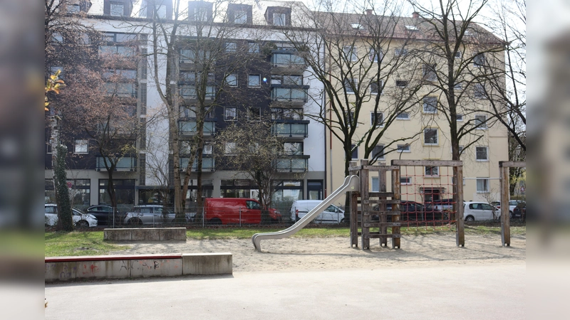 Die Spielgerät am Korbiniansplatz sind bereits etwas in die Jahre gekommen und werden saniert.  (Foto: mha)