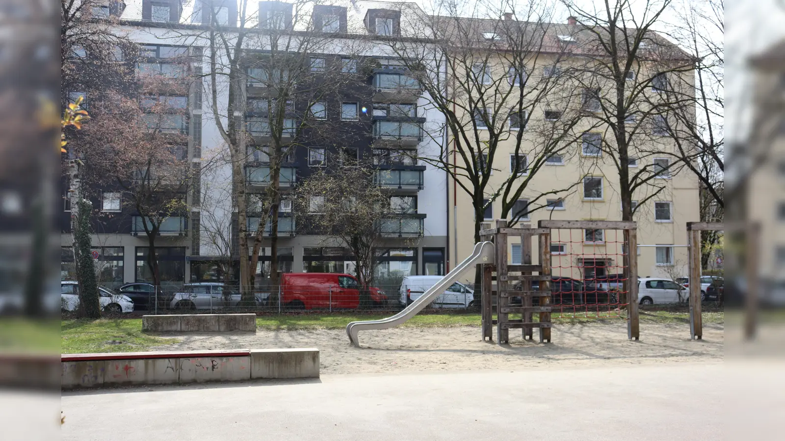 Die Spielgerät am Korbiniansplatz sind bereits etwas in die Jahre gekommen und werden saniert.  (Foto: mha)