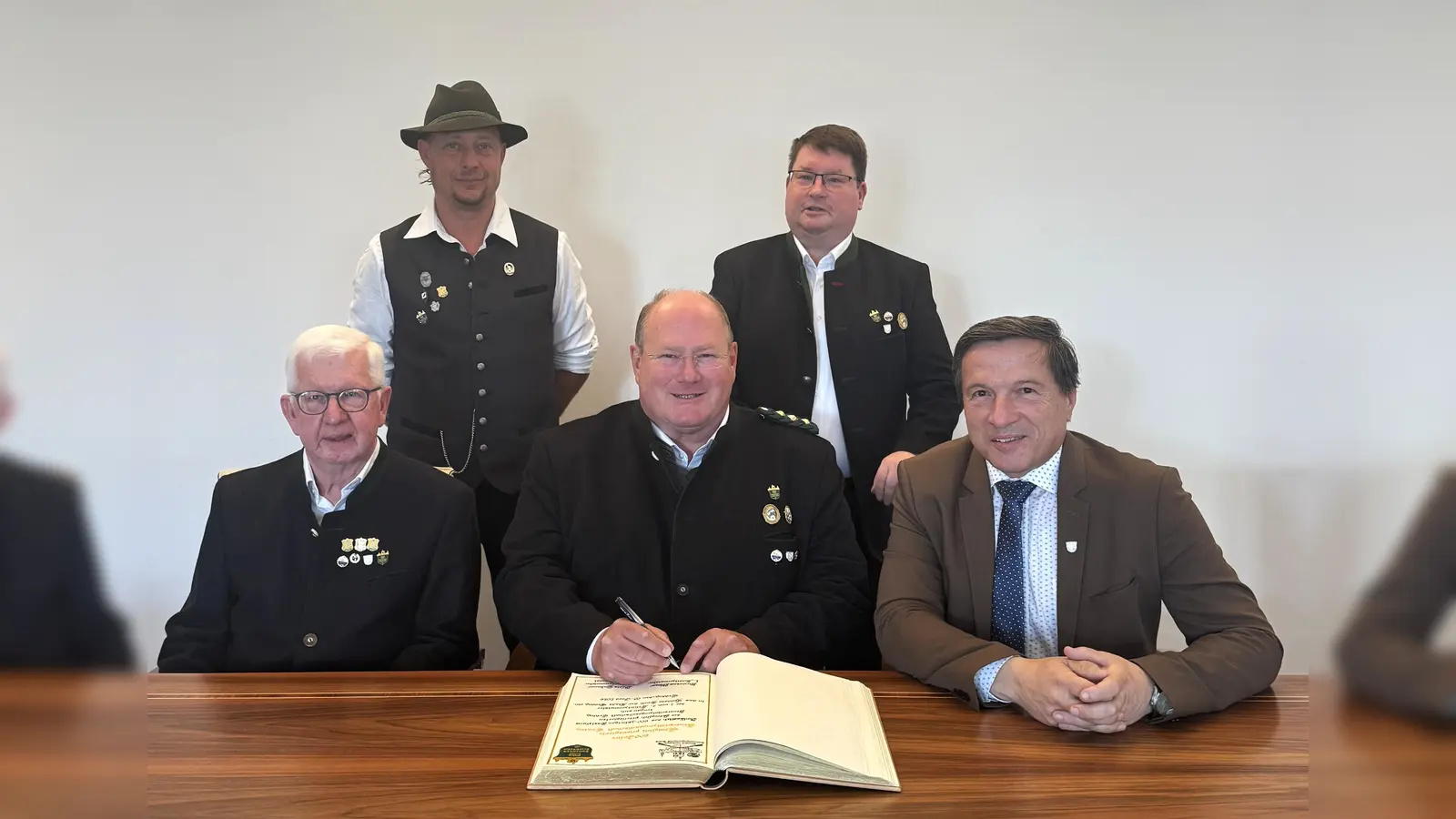 Der Vorstand der Königlich-privilegierten Feuerschützengesellschaft Erding mit Schützenmeister Andreas Mayr (Mitte) und seinem Stellvertreter Alois Gabauer (vorne, links) hat sich im Amtszimmer von Oberbürgermeister Max Gotz (vorne, rechts) ins Goldene Buch der Stadt Erding eingetragen. (Foto: Stadt Erding)