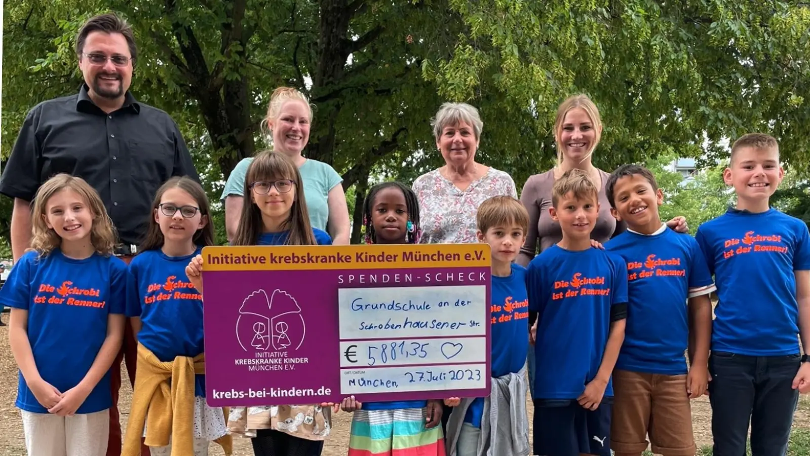 Die stolze Schulfamilie der „Schrobi“ spendet knapp 5.900 Euro für den guten Zweck. Im Bild von links, hinten: Daniel Gromotka (Förderverein), Martina Pekar (Elternbeirat), Lisa Stritzl-Goreczko ( Initiative Krebskranke Kinder) und Lena Bühling (Lehrerin). (Foto: Hanna Kessler)