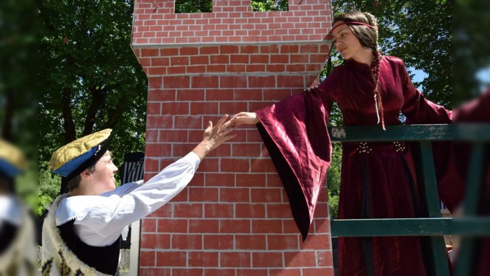 Romeo und Julia: die bekannteste Liebesgeschichte der Welt.<br>Sag, liebst du mich? Ich weiß, du wirst's bejahn,<br>Und will dem Worte traun; doch wenn du schwörst, So kannst du treulos werden; wie sie sagen, Lacht Jupiter des Meineids der Verliebten.<br>O holder Romeo! wenn du mich liebst:<br>Sag's ohne Falsch! (Foto: Theater)