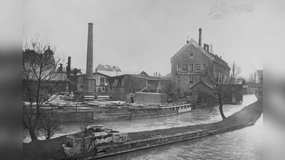 An der Kapuzinerstraße floss einst der großen Stadtbach an der Zimmerei Ebner und Reicheneder vorüber (Aufnahme gegen 1925). (Foto: Stadtarchiv München DE-1992-FS-NL-PETT1-1475)