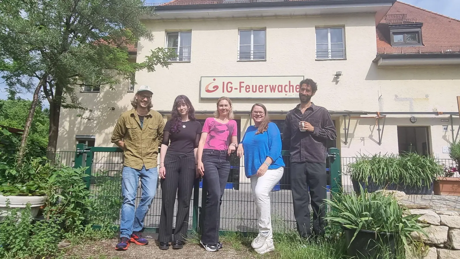 Das Team der Offenen Kinder- und Jugendarbeit in der IG Feuerwache freut sich auf seine Gäste. Im Bild von links: Christopher Kerndl, Magdalena Weißer, Lenka Kotrha, Claudia Jovanovic (Leiterin) und Ramazan Demirlek. (Foto: IG Feuerwache)