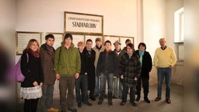Im Rahmen ihres Projektes „Planegg unterm Hakenkreuz“ war der Leistungskurs Geschichte zu Besuch im Stadtarchiv München. Fachbereichsleiter Christian Schulz (5.v.l.) und Gemeindearchivarin Erika Klemt (2.v.l.) begleiteten sie. Archivmitarbeiter Ingo Schwab (re.) übernahm die Führung. (Foto: US)