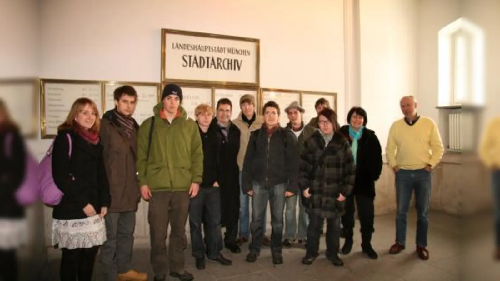 Im Rahmen ihres Projektes „Planegg unterm Hakenkreuz“ war der Leistungskurs Geschichte zu Besuch im Stadtarchiv München. Fachbereichsleiter Christian Schulz (5.v.l.) und Gemeindearchivarin Erika Klemt (2.v.l.) begleiteten sie. Archivmitarbeiter Ingo Schwab (re.) übernahm die Führung. (Foto: US)