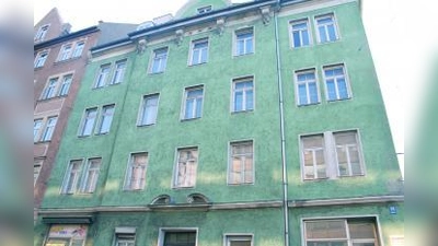 Das Haus in der Landsberger Straße 55 wird der Spitzhacke zum Opfer fallen. Die Münchner Stadterneuerungsgesellschaft (MGS) will dort bauen. Im Vorderhaus sollen geförderte Wohnungen entstehen. In der zweiten Reihe Wohngemeinschaften für Demenzkranke. (Foto: tg)