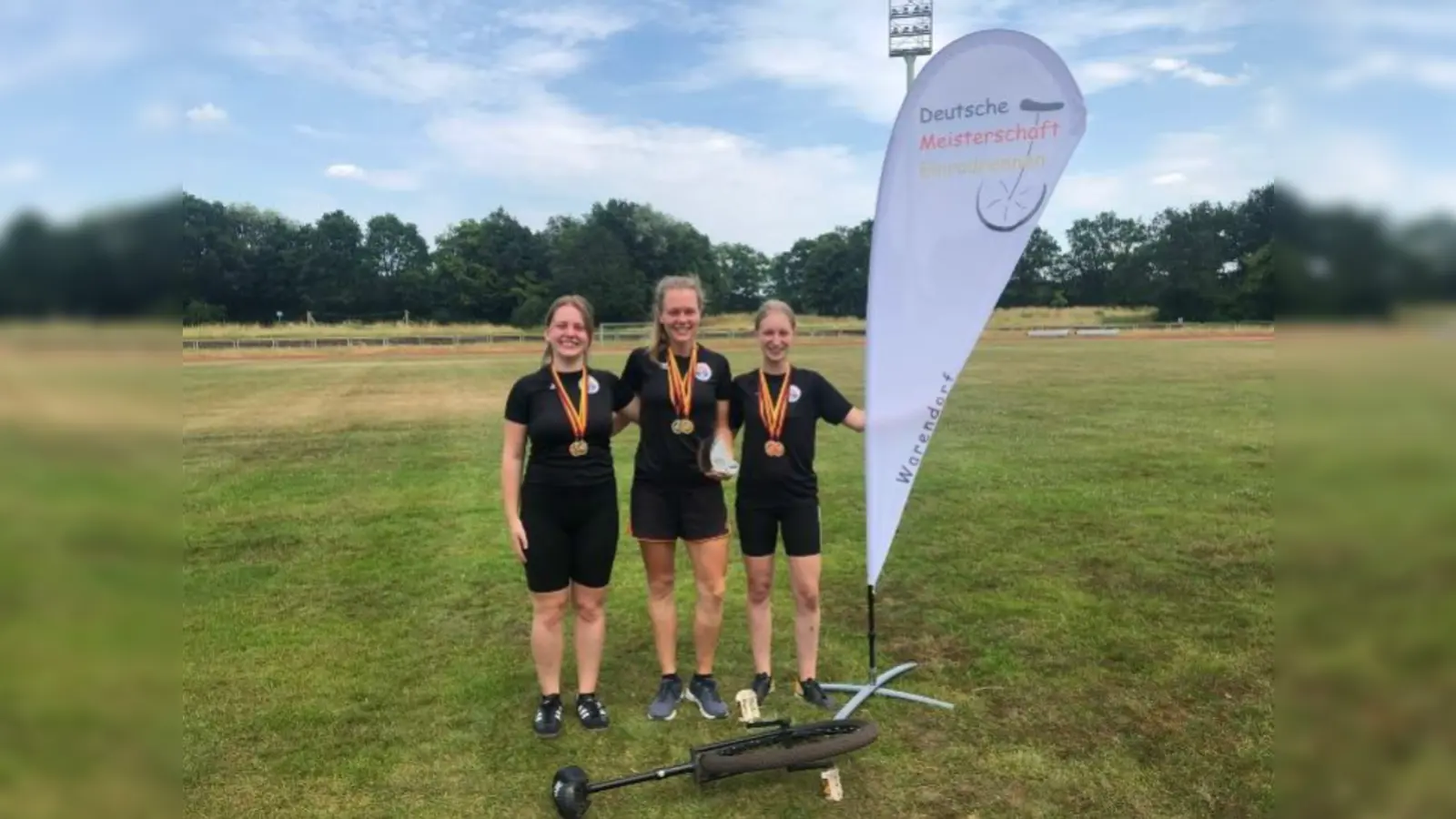 Clara Braun, Melanie Reich und Anna Klapthor (v.l.) konnten sich über einen Medaillenregen freuen. (Foto: © TSV Gilching-Argelsried)