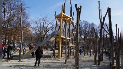 Der Georg-Freundorfer-Platz gehört zu den meist frequentierten öffentlichen Grünflächen im Viertel, nicht zuletzt wegen des „Affenspielplatzes“. (Foto: kö)