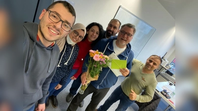 Diese Teilnehmerinnen und Teilnehmer haben den Kurs erfolgreich absolviert. Als Dank gab es für den Dozenten Blumen.  (Foto: vhs Germering)