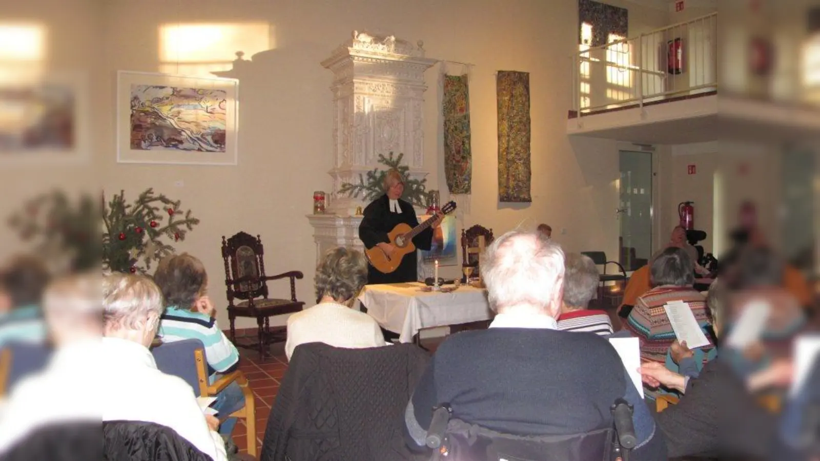 Nach 13 Jahren regelmäßigem Gottesdienst einmal im Monat im BRK Schloss <br>Garatshausen, Pflegen und Wohnen am See, verlässt Pfarrerin Ulrike <br>Wilhelm die Stelle in Tutzing und wechselt nach Garmisch-Partenkirchen. <br>Gemeinsam mit den Bewohnern von Garatshausen feierte sie ihren <br>Abschiedsgottesdienst unter dem Thema “lebendiges Wasser“. Mit Gitarre und <br>Gesang zu dem von ihr selbst gedichtetem Lied „Lebendiges Wasser, fließt <br>nicht zurück“ wurde ihr Abschied gefeiert. (Foto: BRK Starnberg)
