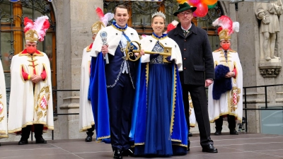 Stadtrat Alexander Reissl (r.) mit dem frisch gebackenen Prinzenpaar der Narhalla: Leonhard I. und Elisabeth II. bei der offiziellen Inthronisation. (Foto: Robert Bösl)