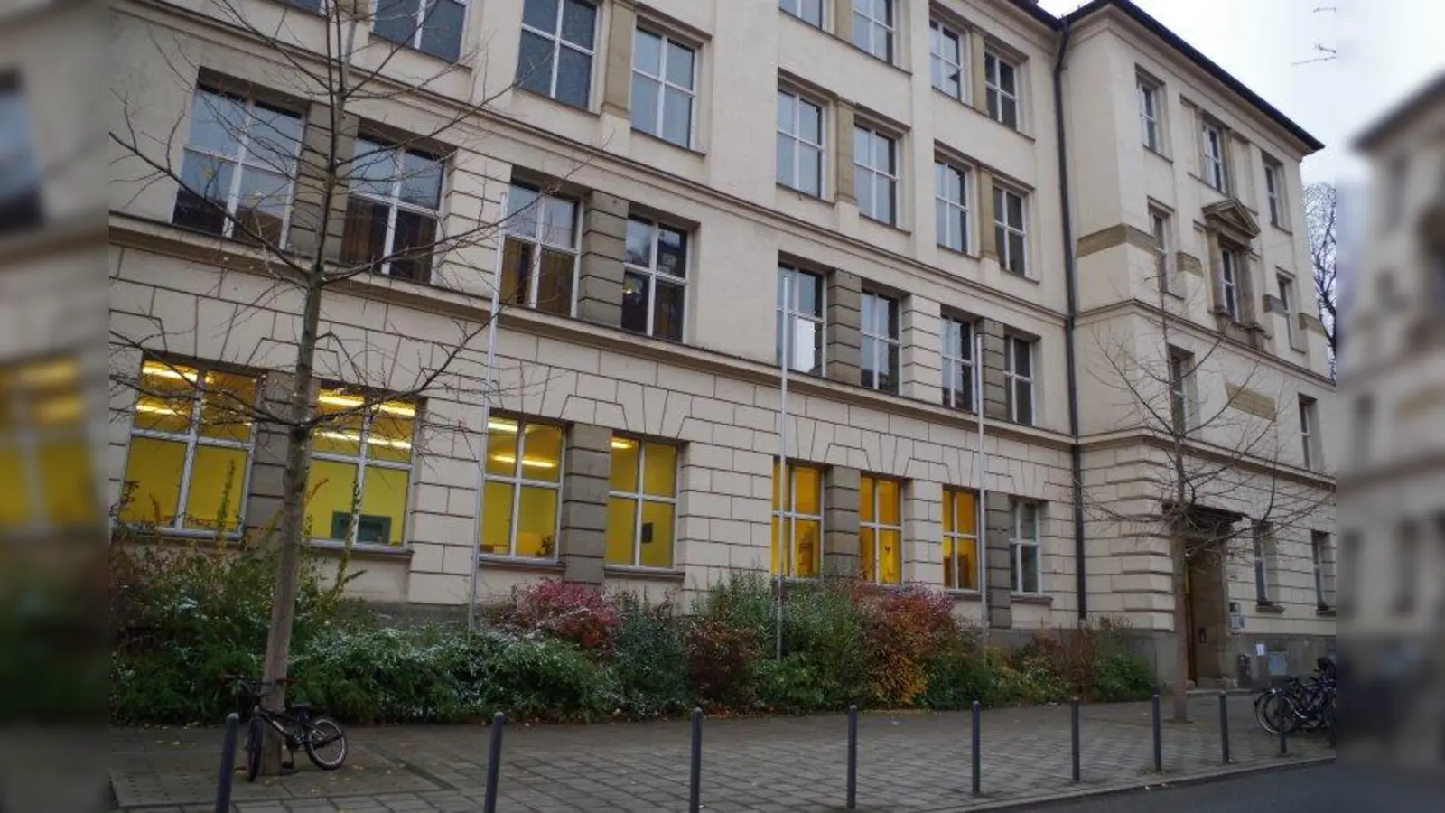 An der Längsseite der Bergmann-Schule könnten drei weiße Rosenbüsche daran erinnern, dass die Schule Bezug zur „Weiße Rose“ hat – eine Idee vom Stadtteilbewohner Udo Gerlicher. (Foto: kö)