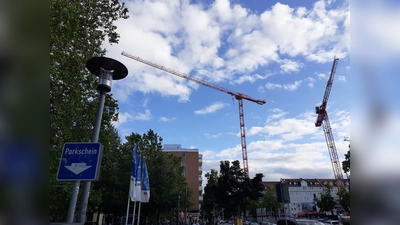 Auf ewig geparkt? Die Kräne stehen noch, der Gehsteig ist belegt, aber nichts geht weiter auf dem ehemaligen Karstadtgelände beim Nordbad. Für solche Baustellen werden künftig höhere Gebühren verlangt. Dies hat die Stadt nun beschlossen.  (Foto: mha)