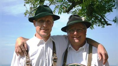 Adi (links im Bild) und Andi Lackermeier vom „Schwanthalerhöher Zwoagesang“ laden zur traditionellen Bergmesse ein. (Foto: Lackermeier)