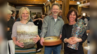 Sie teilen sich den begehrten Keramikpreis: Rachel Wood, Helmut Heger und Kati Jünger. (Foto: Beate Bentele)