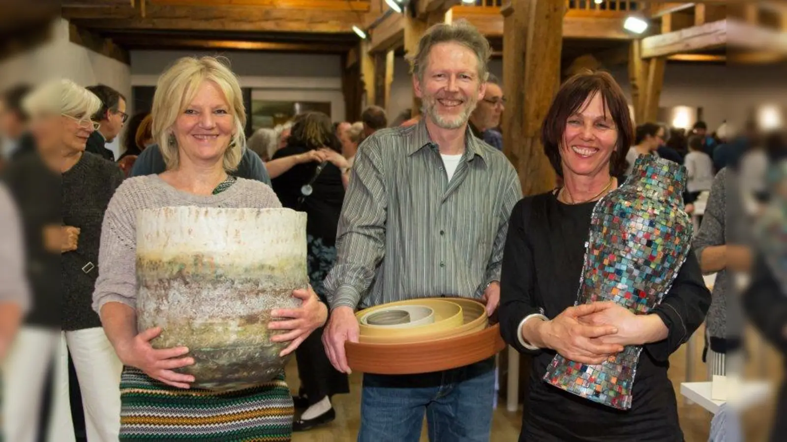 Sie teilen sich den begehrten Keramikpreis: Rachel Wood, Helmut Heger und Kati Jünger. (Foto: Beate Bentele)