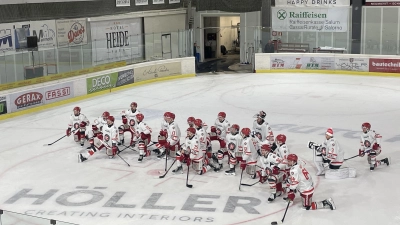 Mit den Fans in der Kurve feiern die Spieler des EHC Klostersee den Klassenerhalt. (Foto: smg/EHC)