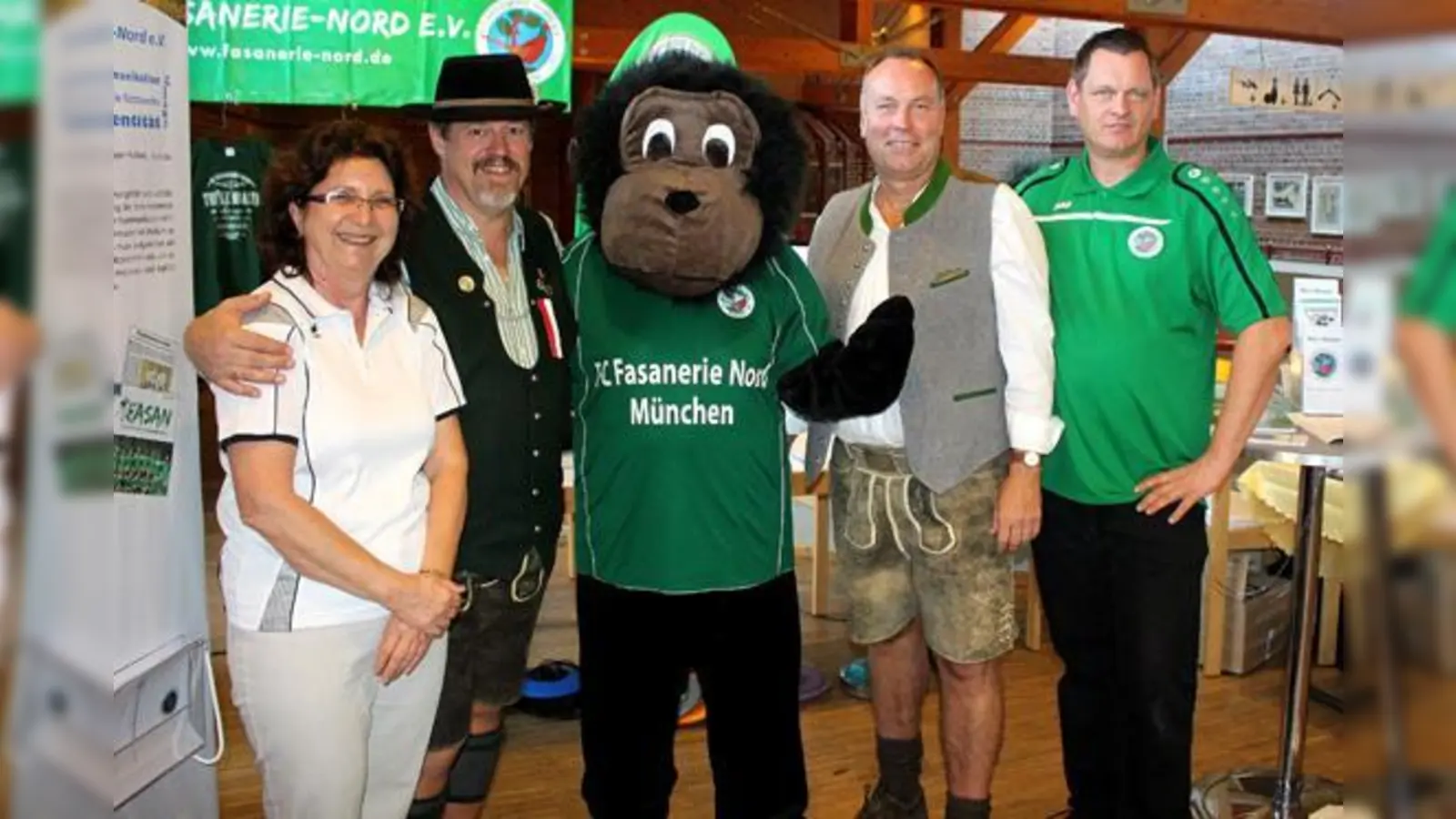 Die Standbetreuer v.l.n.r.: Brigitte Bletz (2.Abteilungsleiterin Stockschützen), Andreas Wirth (3.Vorsitzender), Maskottchen Fasi, Walter Schmidkonz (1.Vorsitzender) und Helmut Weltmaier (Pressesprecher).  (Foto: Verein)