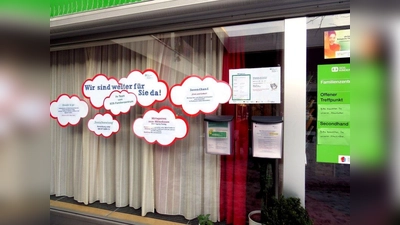 „Wir sind weiter für Sie da!”, steht im Schaufenster des SOS-Familien- und Kindertageszentrums in der Wiesentfelser Straße. Das Zentrum will Familien auch im Lockdown bestmöglich unterstützen. (Foto: SOS-Familien- und Kindertageszentrum)